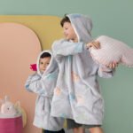 Κουβέρτα με μανίκια και κουκούλα SWEETSILLY BOY (Ηλικία 6-9)