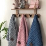 Πλεκτή Βαμβακερή Κουβερτούλα Εξόδου με πλεξούδα 85Χ105 Raison D’etre (Ροζ Χρώμα)